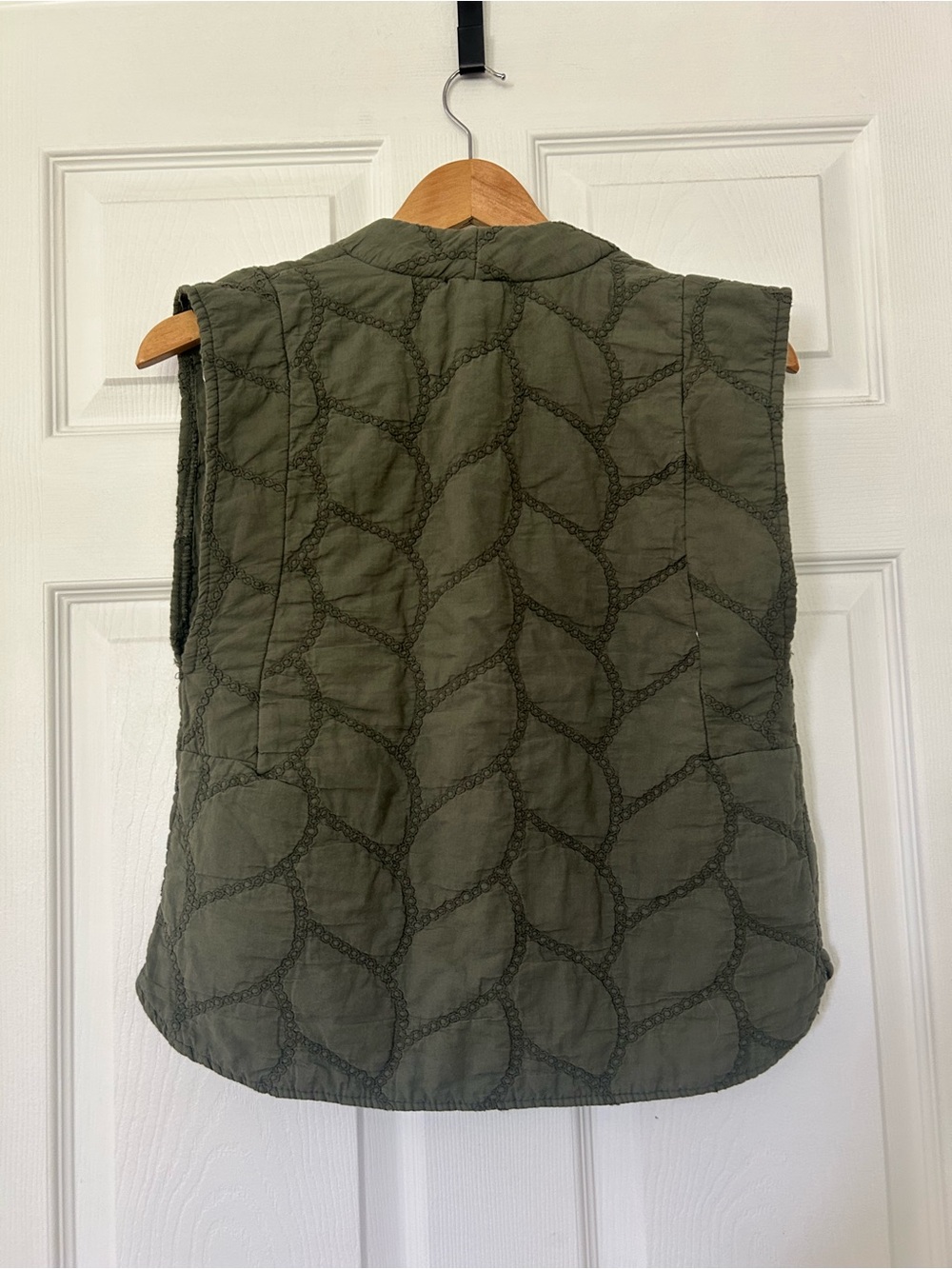 Quilted Olive Green Sleeveless Vest - Picture 2 of 6